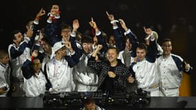 Le DJ Martin Solveig entouré de l'équipe de France paralympique fait la fête au Stade de France le 9 septembre 2024