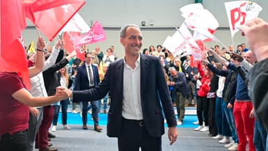 La tête de liste PS-Place publique aux élections européennes, Raphaël Glucksmann, arrive lors d'un meeting à Brest (Finistère), le 25 mai 2024.