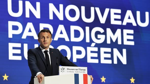 Emmanuel Macron prononce un discours sur l'Europe devant le slogan "Un nouveau paradigme européen" dans un amphithéâtre de l'université de la Sorbonne à Paris, le 25 avril 2024.