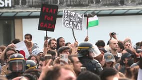 Plusieurs centaines de personnes étaient rassemblées ce jeudi à Paris lors d'une manifestation pro-Palestine, malgré l'interdiction confirmée par la justice administrative plus tôt dans la journée. 