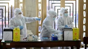 Des infirmiers se préparent à administrer le vaccin russe Spoutnik V contre le Covid-19, à la faculté de médecine de l'Université San Andres (UMSA) à La Paz, le 27 avril 2021 (photo d'illustration)
