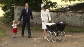 Le prince William, le prince George, la duchesse de Cambridge et la princesse Charlotte, le jour du baptême de cette dernière. 