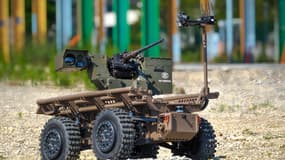 L'Aurochs 2, un tourelleau conçu par l'armurier FN Herstal, monté sur un châssis et téléopéré a été présenté par la Section technique de l'armée de Terre (STAT).