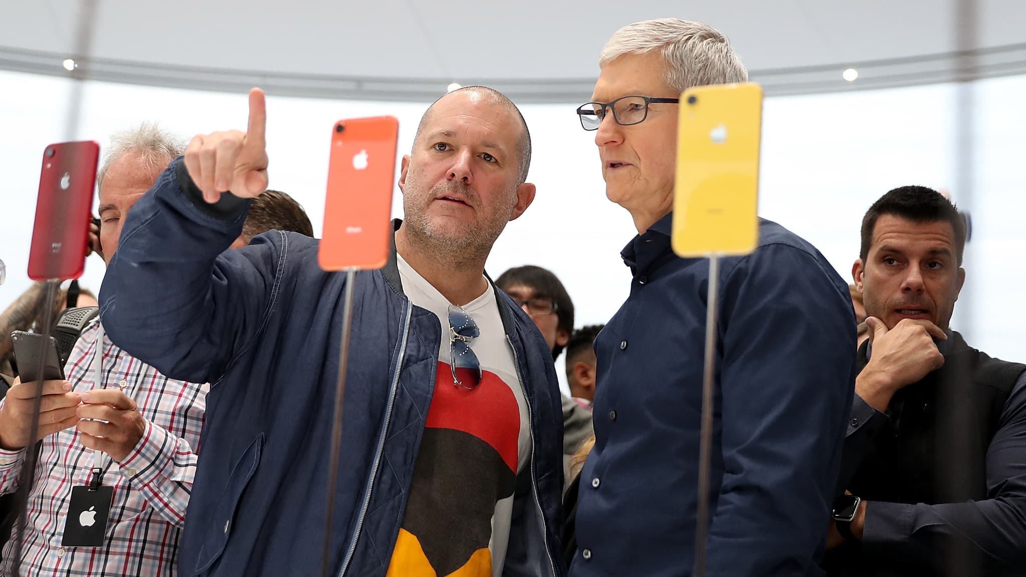 Jony Ive et Tim Cook face à l'iPhone XR, le 12 septembre 2018, à Cupertino (Californie)