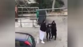 Deux policiers en vêtements traditionnels musulmans interpellent un suspect, mercredi à Marseille