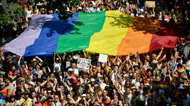 Un drapeau arc-en-ciel géant pendant la Marche des fiertés LGBT+, le 24 juin 2023 à Paris