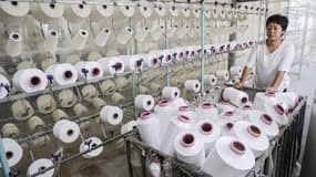 Un eemployé travaille dans une usine textile à Binzhou, dans la province de Shandong (Chine), le 24 septembre 2024. (Illustration)
