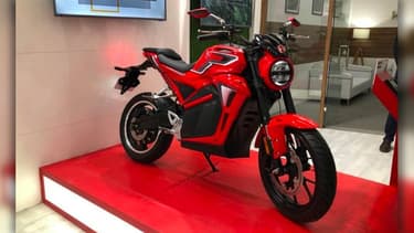 Cette moto électrique est une "125" connectée qui sera vendue en Inde pour environ 1000 dollars