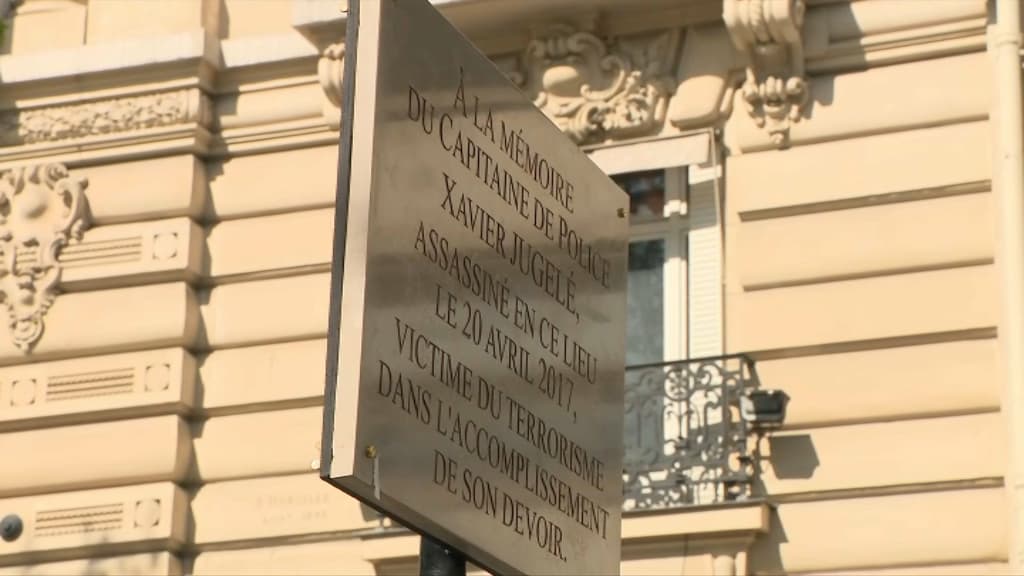La plaque en hommage à Xavier Jugelé. La plaque en hommage à Xavier Jugelé.