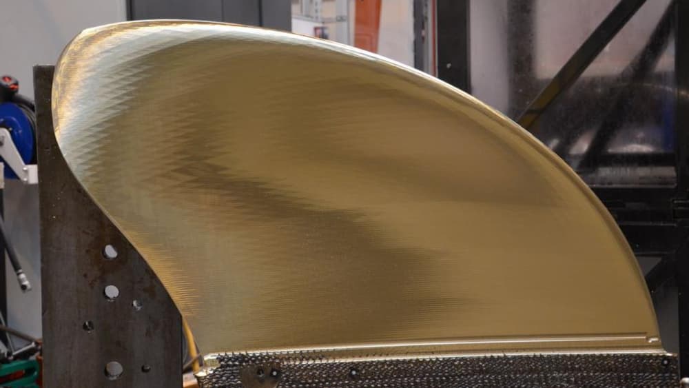 Cette hélice est une prouesse technologique. Elle mesure 2,5 mètres d’envergure dispose de cinq pales de 200 kg chacune Cette hélice est une prouesse technologique. Elle mesure 2,5 mètres d’envergure dispose de cinq pales de 200 kg chacune