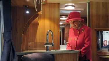 La reine s'émerveille du confort des campings-car, un monde jusqu'à alors inconnu pour elle