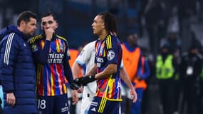 Pierre Sage en discussion avec Rayan Cherki lors du match OM-OL, le 6 décembre 2023