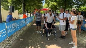Paraplégique depuis six ans, Flora atteint la ligne d'arrivée de la Course des héros de Lyon ce dimanche. 