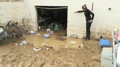 Une habitante sinistrée de Saint-Pierre-en-Auge (Calvados) montre le niveau auquel s'est élevé l'eau après une inondation chez elle, le 13 mai 2024.