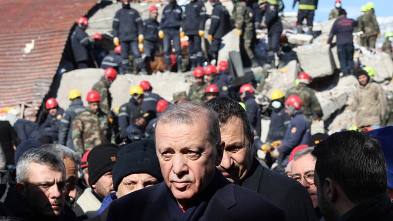 Séismes en Turquie: les secours ne vont pas 
