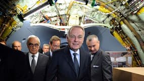 Jean-Marc Ayrault a visité mardi un Airbus A350 à l'occasion de l'inauguration d'une usine d'assemblage final à Toulouse, qui doit marquer une nouvelle phase pour le futur long courrier de l'avionneur européen dans sa lutte face à Boeing. /Photo prise le