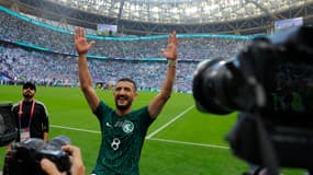Le milieu de terrain de l'Arabie Saoudite, Abdulellah Al-Malki, célèbre avec les supporters la victoire contre l'Argentine, le 22 novembre 2022.