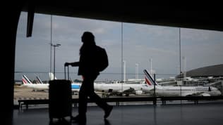 Une voyageuse à l'aéroport de Roissy-Charles-de-Gaulle pendant une grève des aiguilleurs du ciel, le 16 septembre 2022 près de Paris