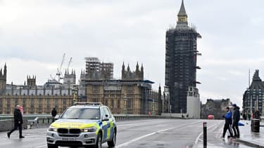 Un véhicule de la police patrouille sur un pont de Westminster presque désert dans le centre de Londres le 16 janvier 2021.