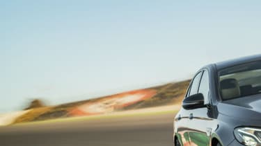Mercedes a dévoilé le 25 octobre la nouvelle génération de l'E63 AMG, la version sportive de sa berline de gamme moyenne Classe E, commercialisée depuis ce printemps.