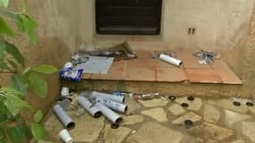 Des détritus devant la villa saccagée dans le Var, il y a un an