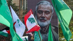 Un portrait du chef du Hamas, Ismail Haniyeh, est affiché lors d'une manifestation dénonçant son assassinat et celui du commandant en chef du Hezbollah, dans la ville côtière libanaise de Sidon, le 2 août 2024. 