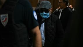 Le prévenu Husamettin Dogan arrive dans la salle d'audience pour assister au procès en appel dans l'affaire du viol de Mazan au tribunal de Nîmes, dans le sud de la France, le 9 octobre 2025.