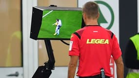 Un arbitre italien consultant l'écran de contrôle de l'assistance vidéo à l'arbitrage (VAR), à Udine le 4 septembre 2019