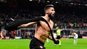 Olivier Giroud qui enlève son maillot après son but avec l'AC Milan, le 5 novembre 2022