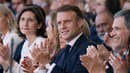 Emmanuel Macron lors de l'arrivée de la flamme olympique à Marseille le 8 mai 2024