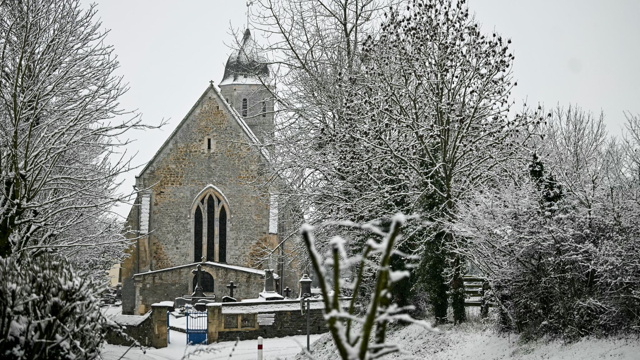 La commune de Croisilles, en Normandie, sous la neige le 5 janvier 2026