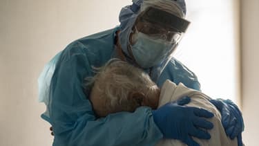 Un médecin enlace un patient atteint du Covid-19 à l'hôpital de Houston.