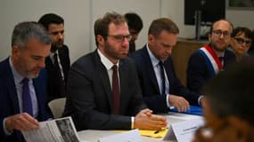 Antoine Armand en visite à l'usine Sanofi de Lisieux, le 14 octobre 2024