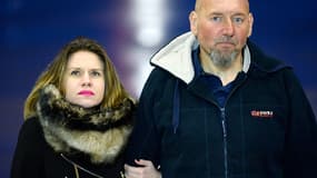 Serge Lazarevic et sa fille, lors de l'arrivée de l'ex-otage à l'aéroport de Villacoublay.