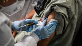 Un patient se faisant administrer un vaccin contre le Covid-19 en Floride.