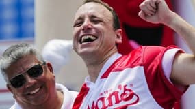 Joey Chestnut, après sa victoire au concours annuel du plus grand mangeur de hot-dogs à Coney Island, près de New-York.