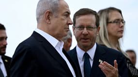 Benjamin Netanyahu et le président israélien Isaac Herzog à l'aéroport Ben Gourion de Tel-Aviv, le 18 octobre 2023.
