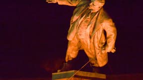 La plus grande statue de Lénine encore debout en Ukraine a été déboulonnée dans la nuit de dimanche à lundi à Kharkiv.