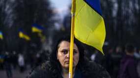 Une manifestante pro-ukrainienne