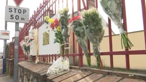Des fleurs déposées devant le domicile de Karine F., infirmière retrouvée morte dans le Loiret, le 21 octobre 2019.