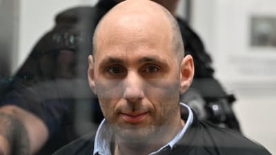 Photographie de Cédric Jubillar dans la salle d'audience des Assises du Tarn, à Albi, le 23 septembre 2025, lors de l'ouverture de son procès pour le meurtre de son épouse Delphine Jubillar.