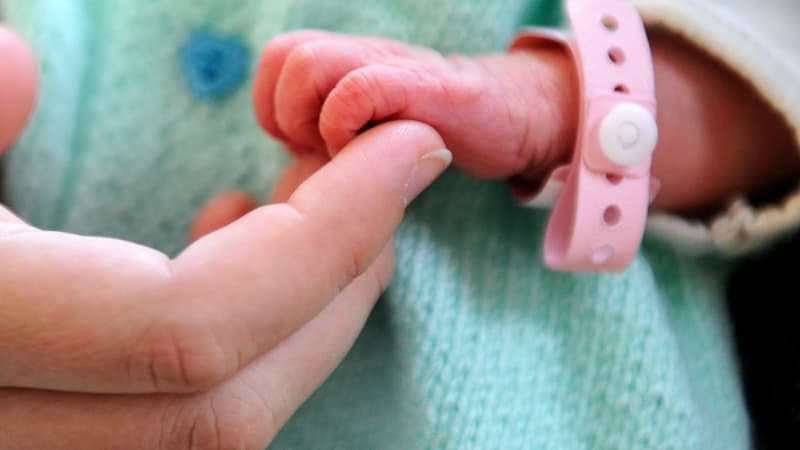 Dans certains CHU, ces bracelets sont désormais portés par tous les patients.