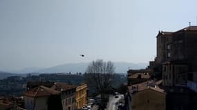 Hélicoptère au dessus de la vielle ville de Grasse - Témoins BFMTV