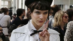 La chanteuse Soko au défilé Chanel, lors de la Fashion Week à Paris, le 8 mars 2016.