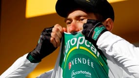 Pierre Rolland embrasse son maillot blanc frappé du logo Europcar.