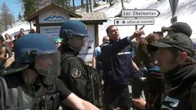 Face à face entre les forces de l'ordre et des militants accompagnant des migrants à Montgenèvre, à la frontière franco-italienne, le 22 avril 2018