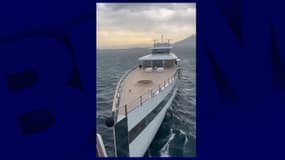 Capture de la vidéo diffusée par Ricardo Salinas Pliego sur X le 7 août 2024 montrant le Venus, yacht de Steve Jobs entrer en collision avec le Lady Moura.