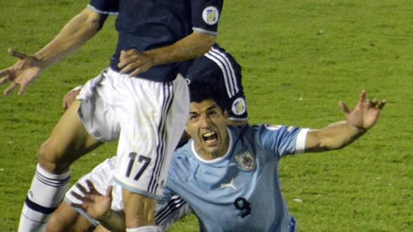 Luis Suarez, tombe sans être touché