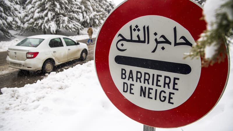 Un panneau de signalisation prévenant d'une barrière de neige à Ifrane, au Maroc, le 21 janvier 2017. 