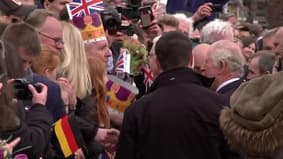 Le roi Charles III salue la foule venue à sa rencontre à Berlin